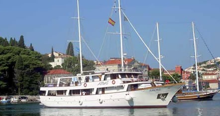 El MS Amore fondeando en el Mar Adriático MS AMORE MOTOVELERO POLITOURS CRUCEROS FLUVIALES CRUCEROS CROACIA ISLAS DALMATAS OFERTAS